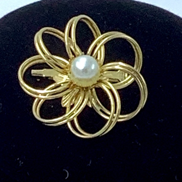 Goldtone and Pearl Flower Brooch - Picture 1 of 4